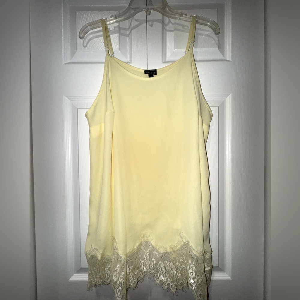 Torrid sheer flowy yellow Lace Trim Women's camo tank. Size 1. GUC